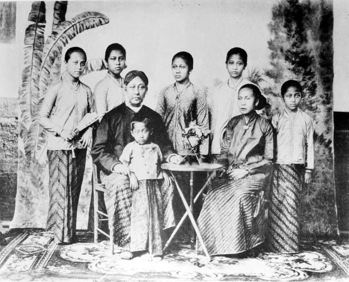 Historical studio portrait of Kartini with her parents and siblings